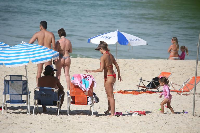 Deborah Secco curte o dia na praia com a família