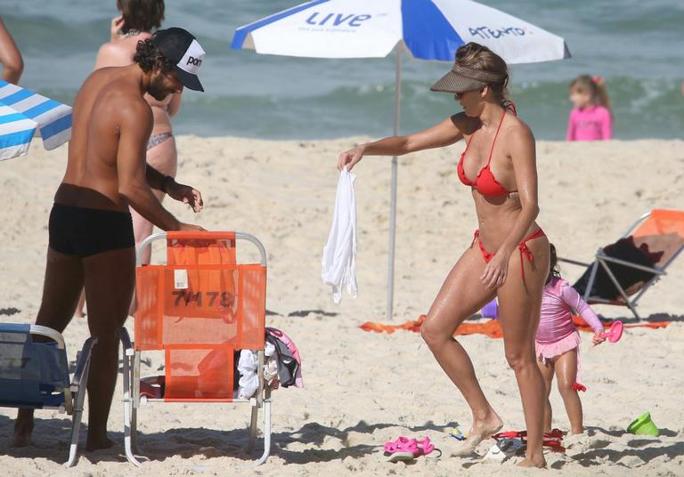 Deborah Secco curte o dia na praia com a família