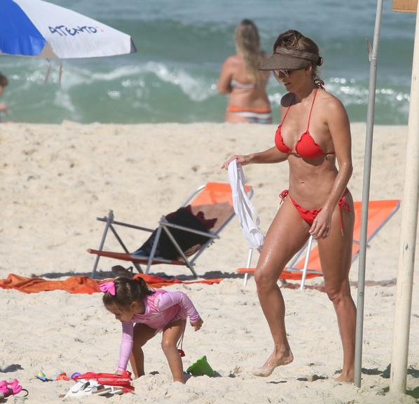 Deborah Secco curte o dia na praia com a família