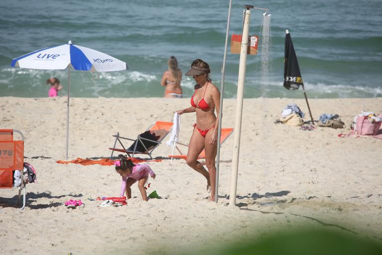 Deborah Secco curte o dia na praia com a família