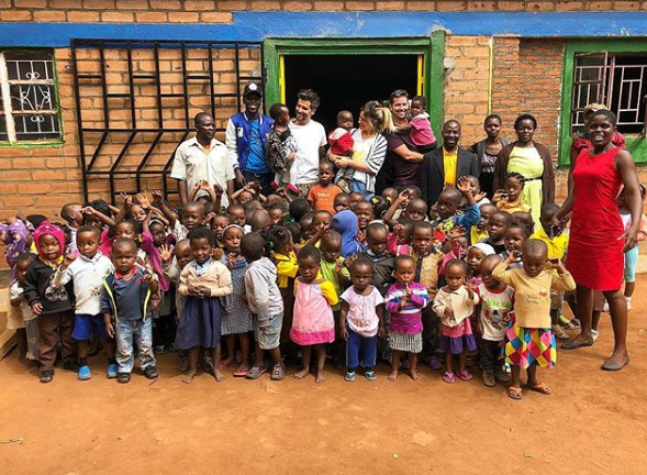 Giovanna Ewbank e Bruno Gagliasso visitam escola no Malauí