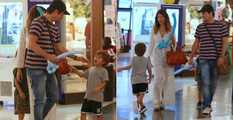 Marcelo Serrado curte passeio com os filhos e a mulher