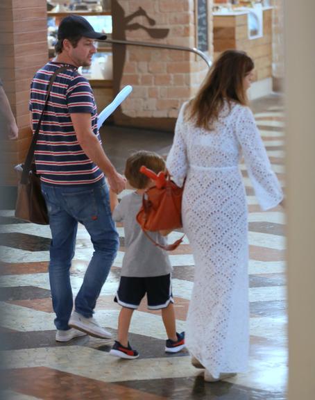 Marcelo Serrado curte passeio com os filhos e a mulher