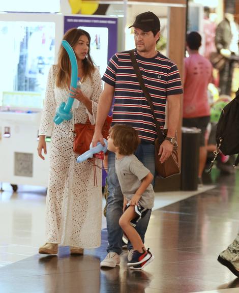 Marcelo Serrado curte passeio com os filhos e a mulher