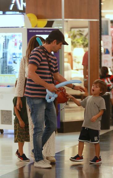 Marcelo Serrado curte passeio com os filhos e a mulher