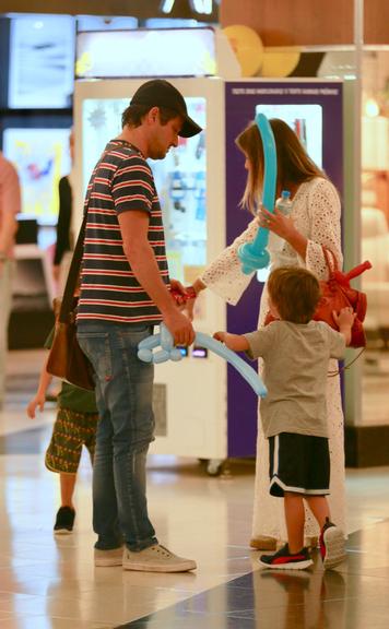 Marcelo Serrado curte passeio com os filhos e a mulher