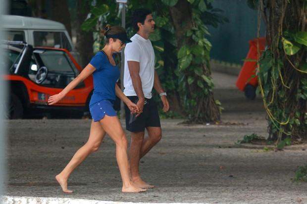 Grazi Massafera dá selinho na filha e troca carinhos com o namorado em dia de corrida