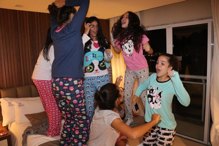 Mel Maia comemora seus 14 anos com festa do pijama