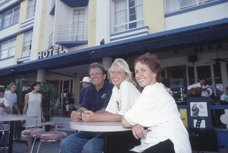 Momentos de carinho entre Xuxa e Alda Meneghel 