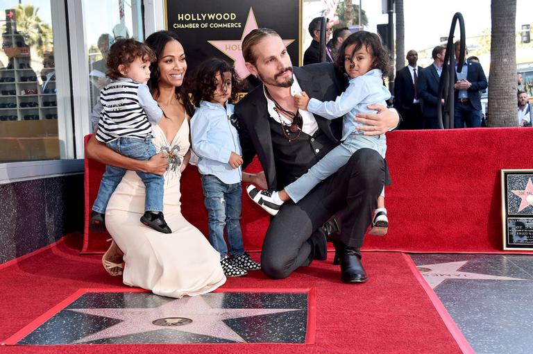 Zoe Saldana conta com a companhia da família ao receber estrela na Calçada da Fama