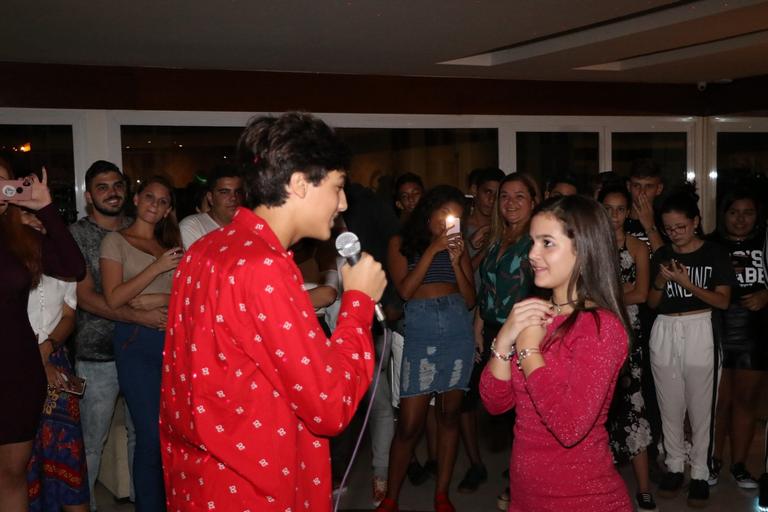 Mel Maia ganha festa surpresa no aniversário de 14 anos