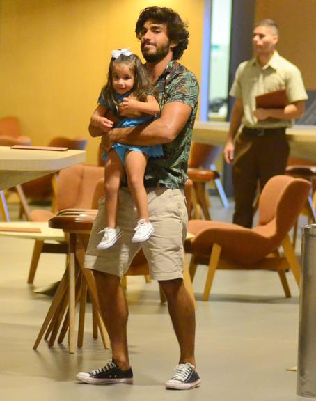 Maria Flor rouba a cena em passeio com o pai