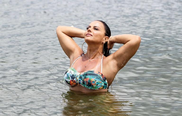 Viviane Araújo curte Ilha na Ilha de Caras 