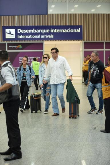 Sasha Meneghel desembarca no aeroporto de Guarulhos