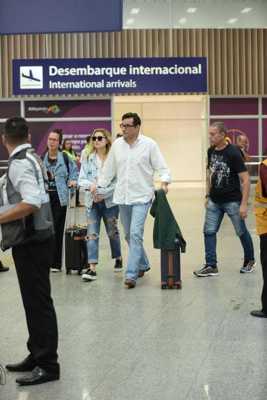 Sasha Meneghel desembarca no aeroporto de Guarulhos