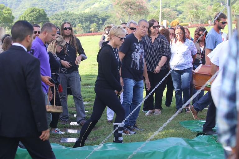 Xuxa no velório na mãe, Dona Alda