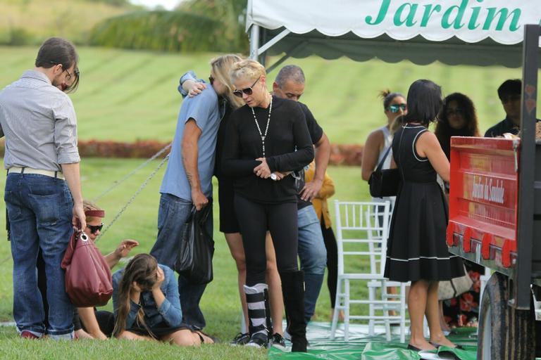 Xuxa no velório na mãe, Dona Alda