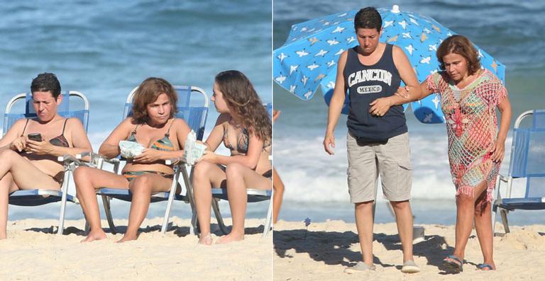 Claudia Rodrigues curte dia na praia com a filha e a empresária