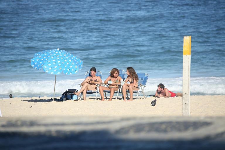 Claudia Rodrigues curte dia na praia com a filha e a empresária