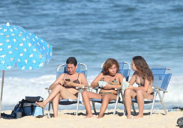 Claudia Rodrigues curte dia na praia com a filha e a empresária