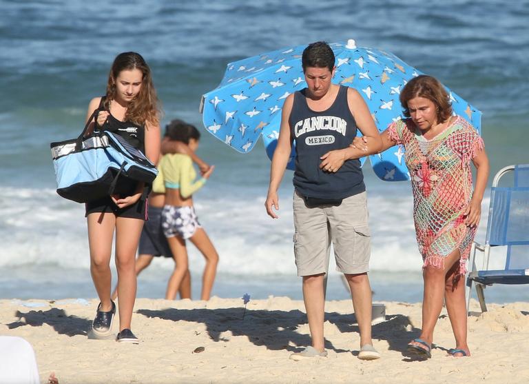 Claudia Rodrigues curte dia na praia com a filha e a empresária