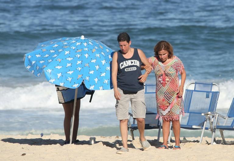 Claudia Rodrigues curte dia na praia com a filha e a empresária