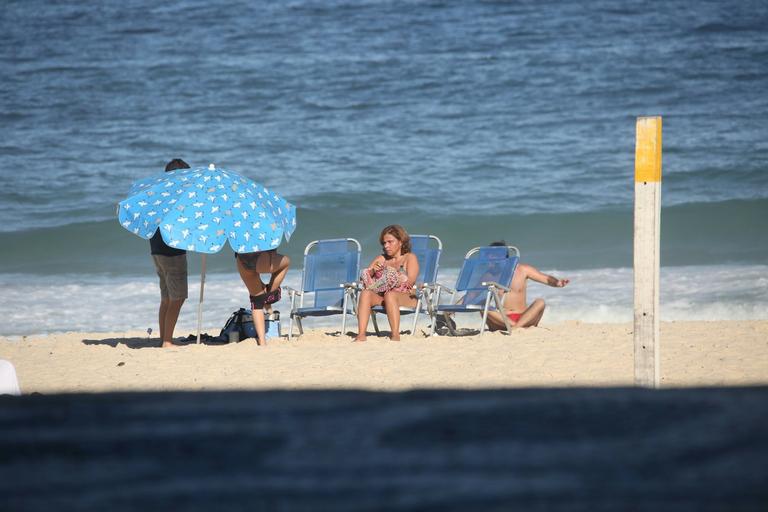 Claudia Rodrigues curte dia na praia com a filha e a empresária