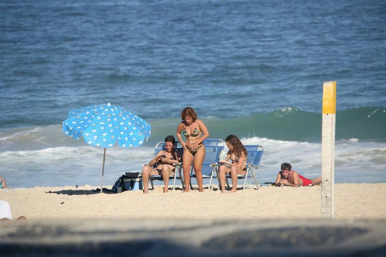 Claudia Rodrigues curte dia na praia com a filha e a empresária