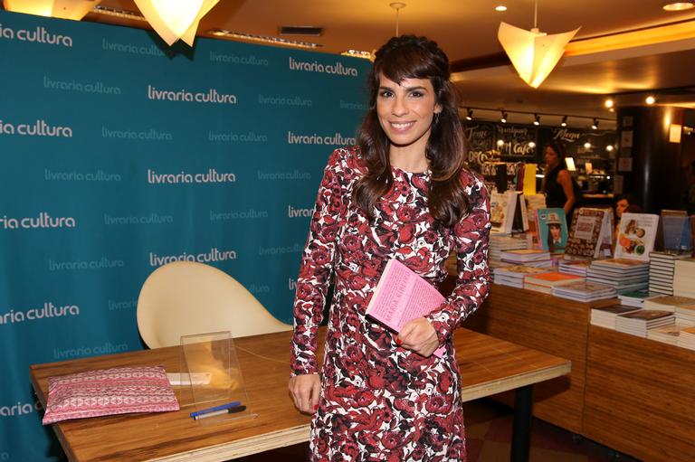 Maria Ribeiro recebe convidados no lançamento de seu novo livro