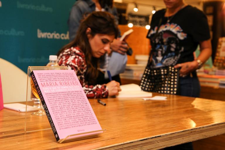 Maria Ribeiro recebe convidados no lançamento de seu novo livro