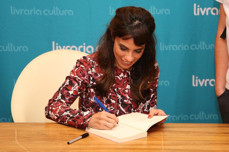 Maria Ribeiro recebe convidados no lançamento de seu novo livro