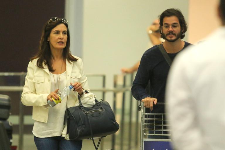 Fátima Bernardes e Túlio Gadelha voltam ao Brasil após viagem para Miami