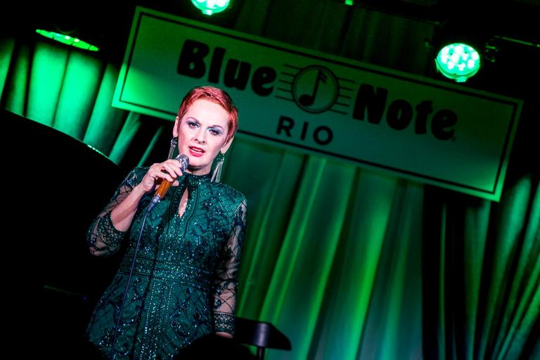 Mafalda Minnozzi se apresenta no Rio de Janeiro e encanta plateia