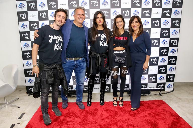 Cleo Pires faz seu primeiro show e família vibra