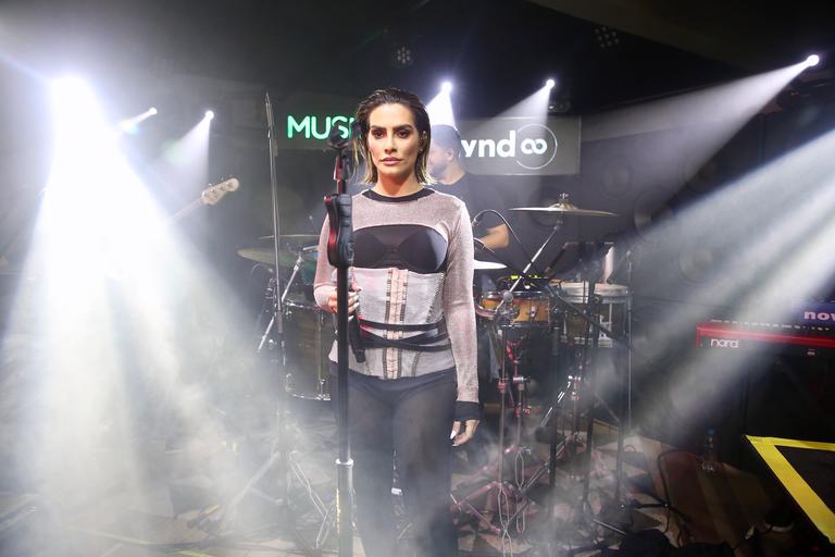 Cleo Pires faz seu primeiro show e família vibra