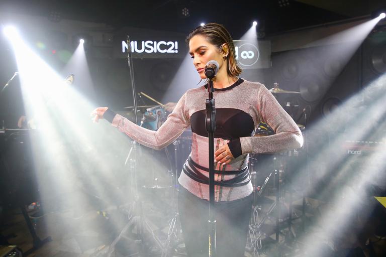 Cleo Pires faz seu primeiro show e família vibra