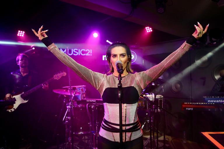 Cleo Pires faz seu primeiro show e família vibra