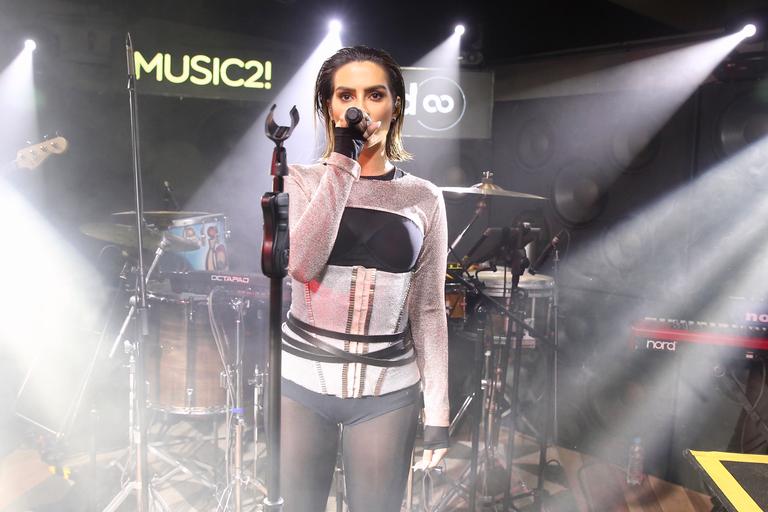 Cleo Pires faz seu primeiro show e família vibra