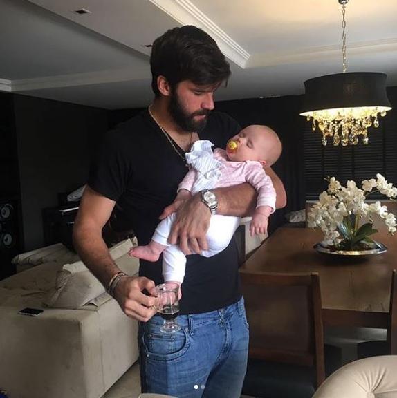 Filha goleiro Alisson 