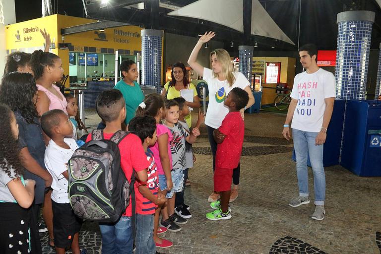 Fernanda Gentil e Enzo Celulari levam crianças ao aquário no Rio