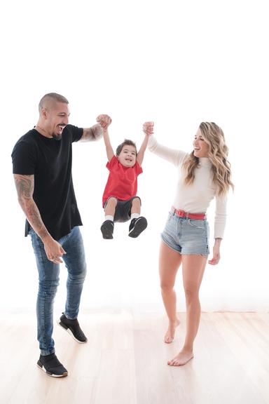 Fernando Medeiros e Aline Gotschalg fazem ensaio em família