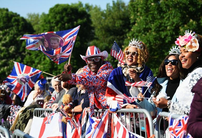 Fãs se aglomeram para acompanhar o casamento de Harry e Meghan