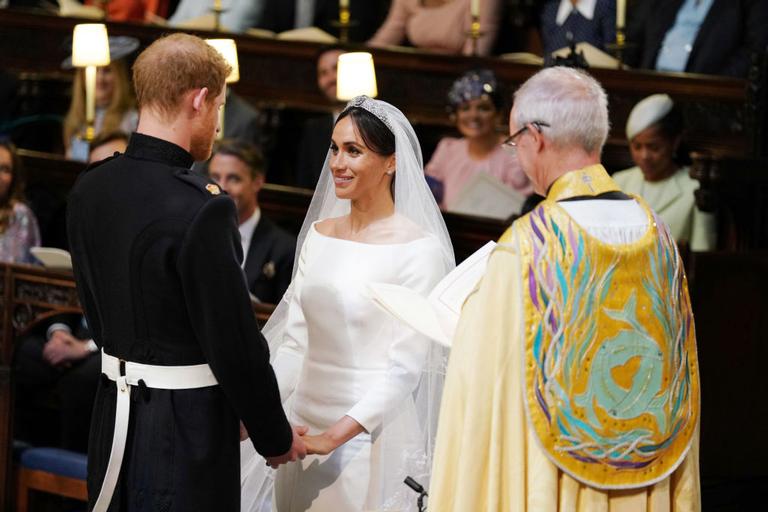 Meghan Markle e príncipe Harry no altar