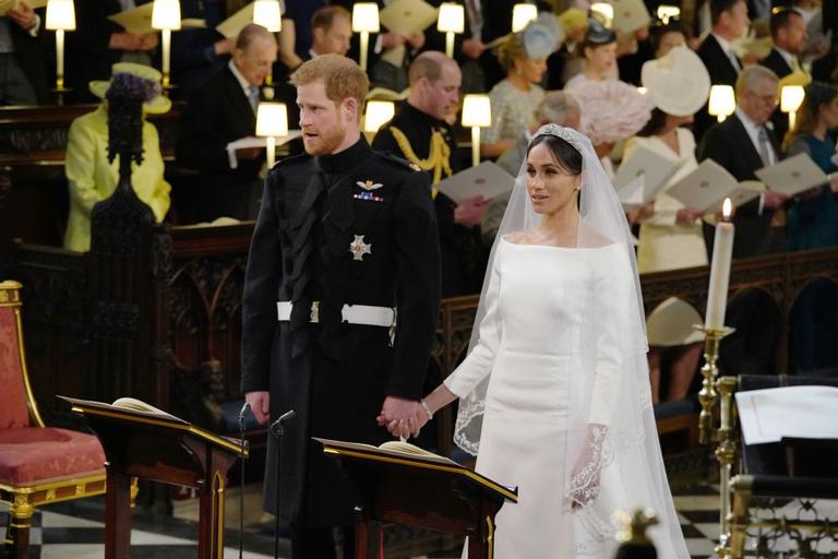 Meghan Markle e príncipe Harry no altar