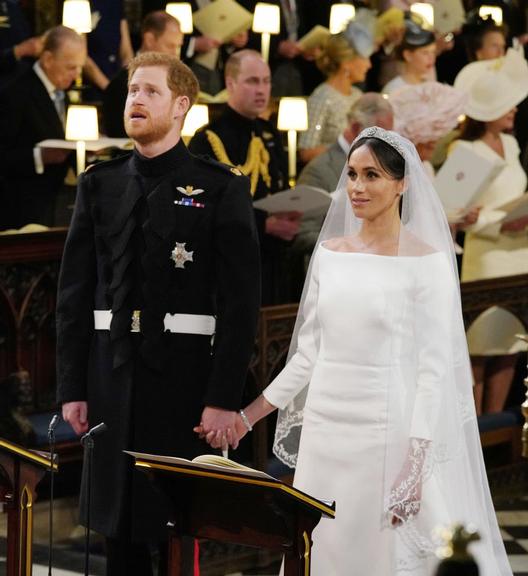 Meghan Markle e príncipe Harry no altar