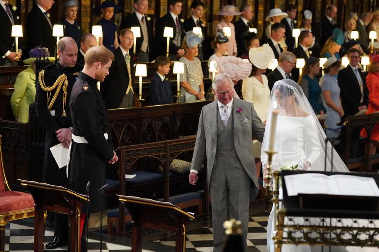 Príncipe Charles conduz Meghan Markle ao altar