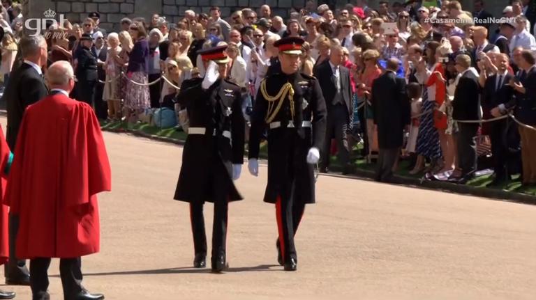 Príncipe Harry chega ao casamento acompanhado de príncipe William