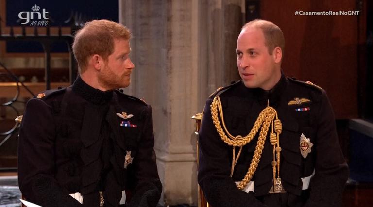 Príncipe Harry e príncipe William no altar