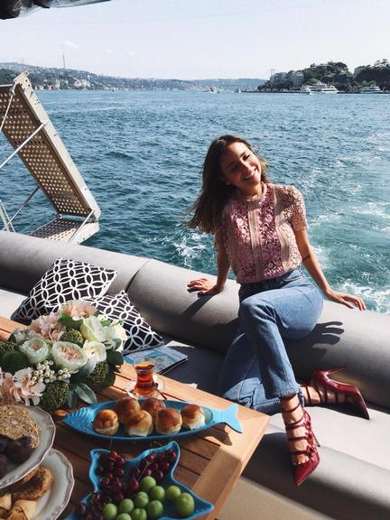 A influencer Luisa Accorsi aproveita os momentos no Bosphorus