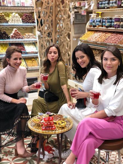 As influenciadoras Camila Almeida, Luisa Accorsi, Mariah Bernardes e Lari Duarte no Bazar das Especiarias